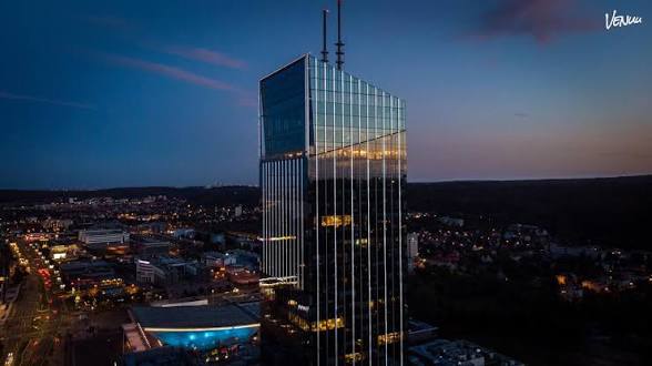 Budynek Olivia Star w Gdańsku nocą